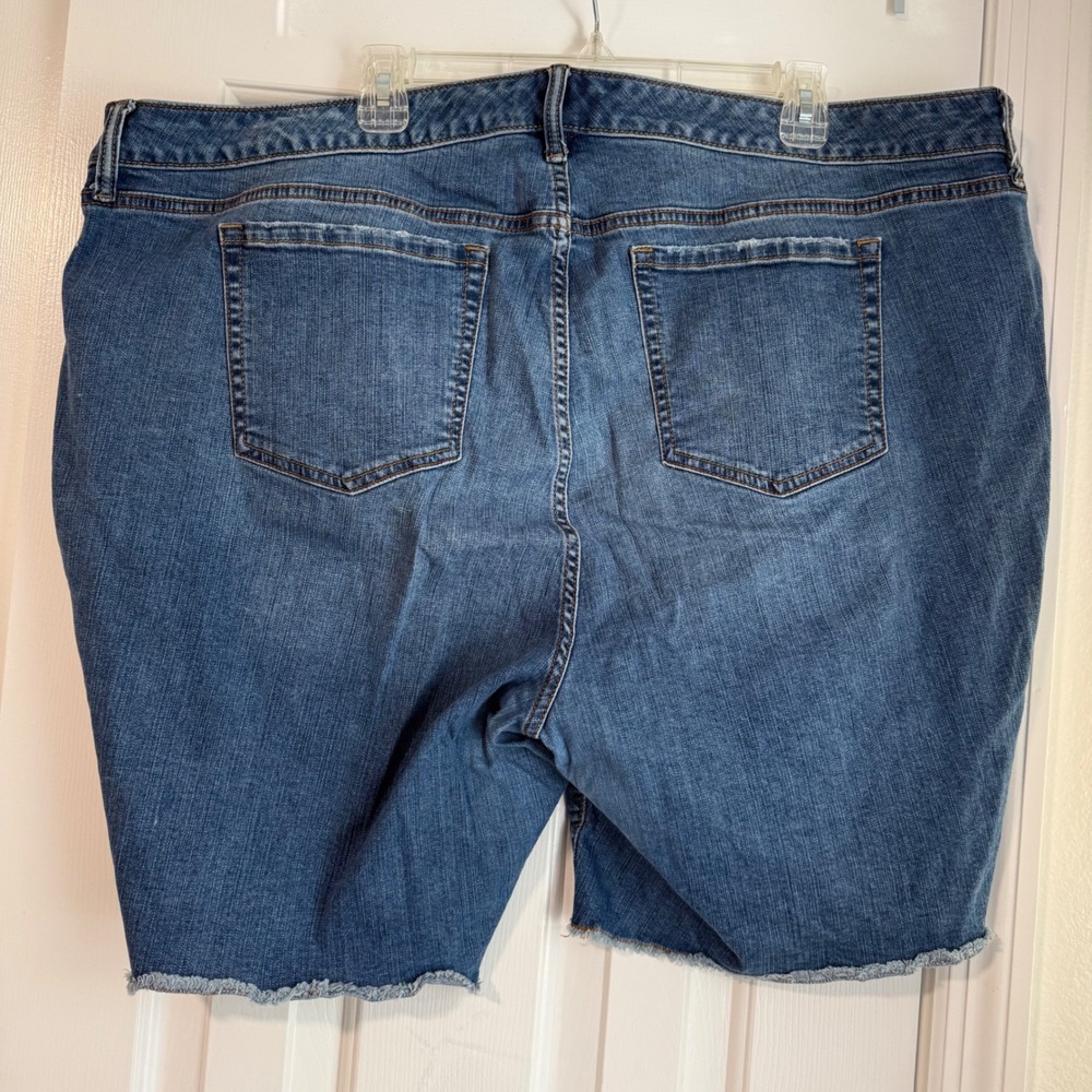 Torrid sz 26 Denim Jean Shorts Medium Wash Distressed Stretchy Bermuda - Picture 2 of 7
